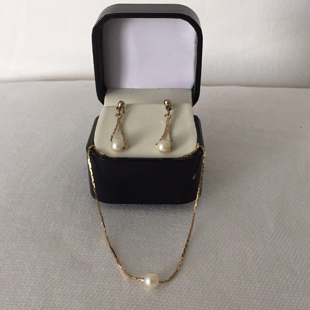 Faux pearl gold mesh chain necklace and earrings